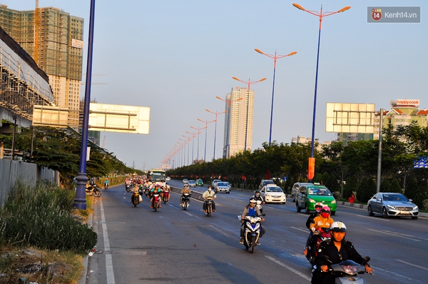 Người d&acirc;n &ugrave;n &ugrave;n đổ về S&agrave;i G&ograve;n sau kỳ nghỉ Tết d&agrave;i ng&agrave;y - Ảnh 13.
