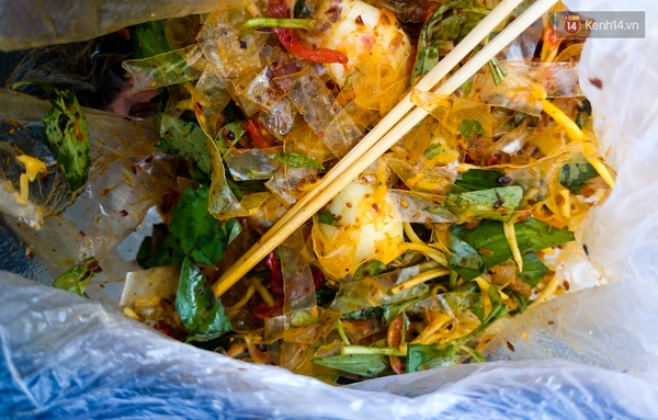 Chị b&aacute;n b&aacute;nh tr&aacute;ng trộn được y&ecirc;u th&iacute;ch nhất ở hồ Con R&ugrave;a: CHẢNHnhưng cực dễ thương! - Ảnh 5.