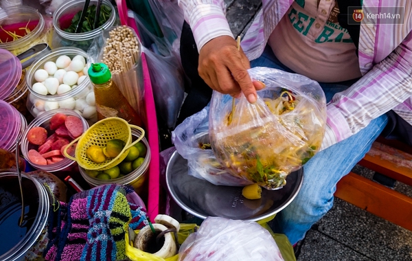 Chị b&aacute;n b&aacute;nh tr&aacute;ng trộn được y&ecirc;u th&iacute;ch nhất ở hồ Con R&ugrave;a: CHẢNHnhưng cực dễ thương! - Ảnh 4.