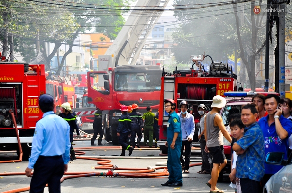 Cháy lớn ở trung tâm Sài Gòn, 10 ô tô cháy trơ khung - Ảnh 4.