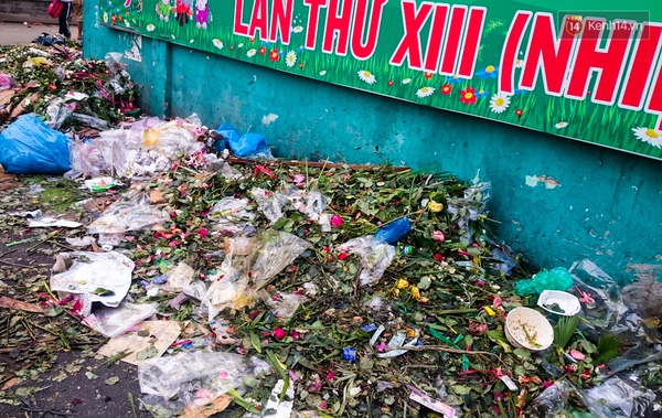 Hậu 8/3, hàng tấn hoa tươi chất thành núi rác ở Sài Gòn - Ảnh 4.
