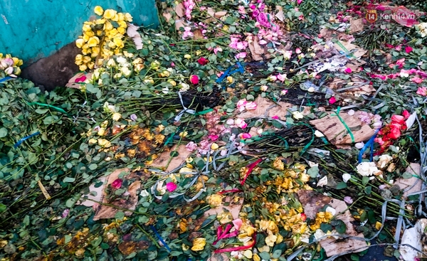 Hậu 8/3, hàng tấn hoa tươi chất thành núi rác ở Sài Gòn - Ảnh 6.