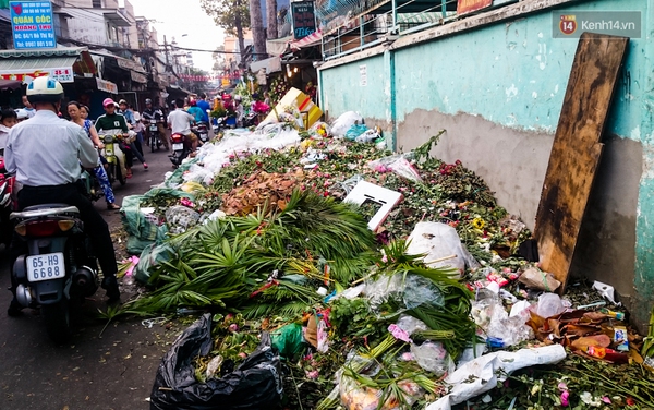 Hậu 8/3, hàng tấn hoa tươi chất thành núi rác ở Sài Gòn - Ảnh 1.