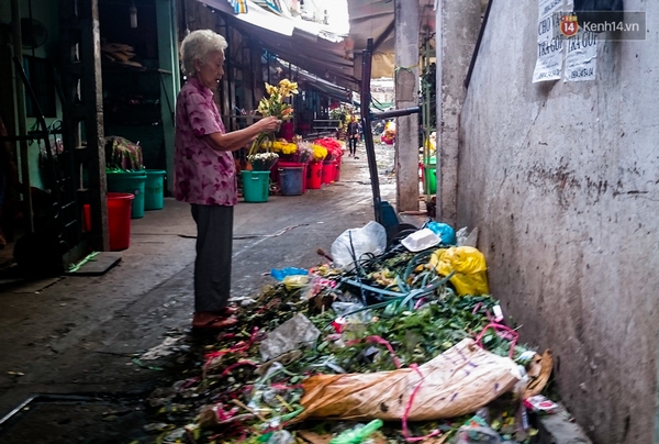 Hậu 8/3, hàng tấn hoa tươi chất thành núi rác ở Sài Gòn - Ảnh 2.