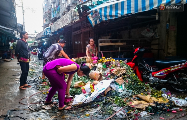 Hậu 8/3, hàng tấn hoa tươi chất thành núi rác ở Sài Gòn - Ảnh 3.