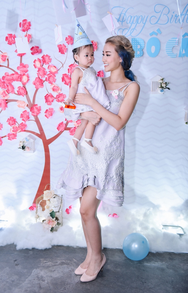 Maya diện đầm đ&ocirc;i với con g&aacute;i trong tiệc mừng sinh nhật - Ảnh 4.