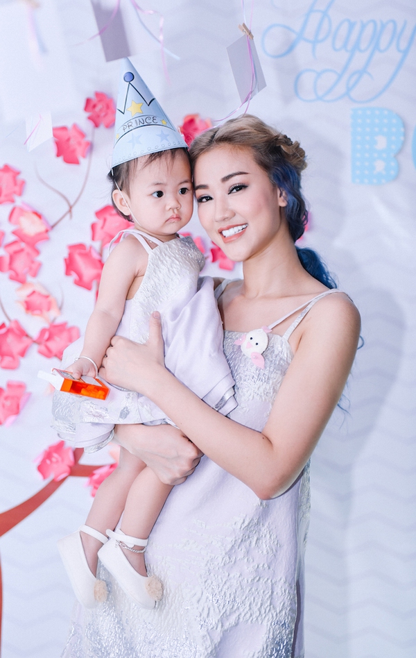 Maya diện đầm đ&ocirc;i với con g&aacute;i trong tiệc mừng sinh nhật - Ảnh 5.