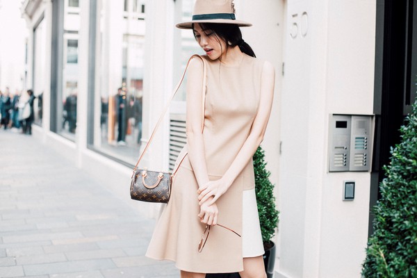Si&ecirc;u mẫu Thu Hằng h&oacute;a qu&yacute; c&ocirc; đẹp ng&acirc;y ngất tr&ecirc;n đường phố London - Ảnh 2.
