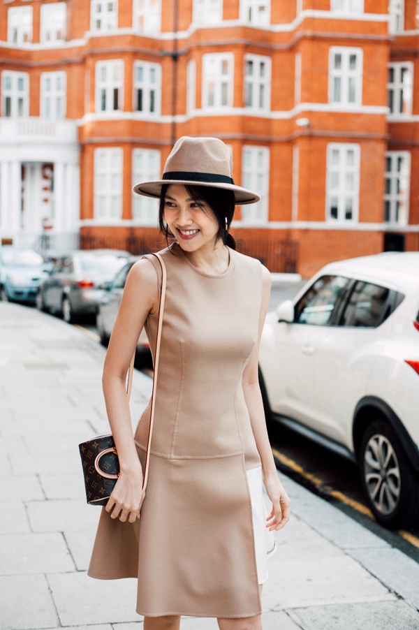Si&ecirc;u mẫu Thu Hằng h&oacute;a qu&yacute; c&ocirc; đẹp ng&acirc;y ngất tr&ecirc;n đường phố London - Ảnh 3.