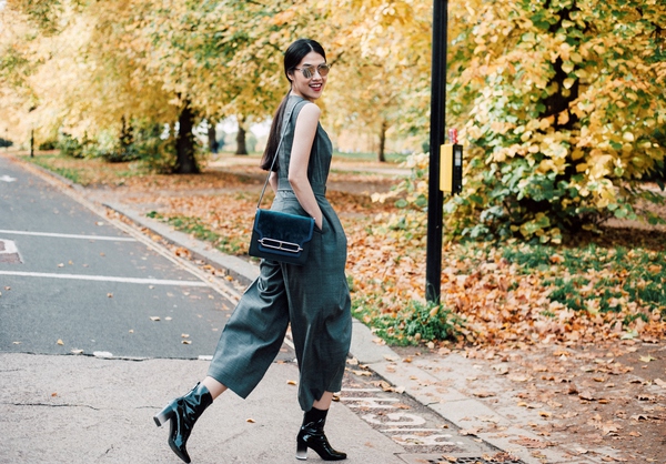 Si&ecirc;u mẫu Thu Hằng h&oacute;a qu&yacute; c&ocirc; đẹp ng&acirc;y ngất tr&ecirc;n đường phố London - Ảnh 11.