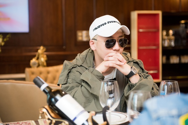 Loạt ảnh: Đủ mọi biểu cảm của Seung Ri trong sự kiện trước khi rời H&agrave; Nội - Ảnh 2.