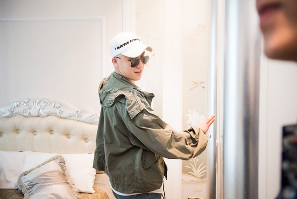 Loạt ảnh: Đủ mọi biểu cảm của Seung Ri trong sự kiện trước khi rời H&agrave; Nội - Ảnh 11.