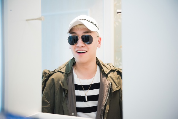Loạt ảnh: Đủ mọi biểu cảm của Seung Ri trong sự kiện trước khi rời H&agrave; Nội - Ảnh 5.