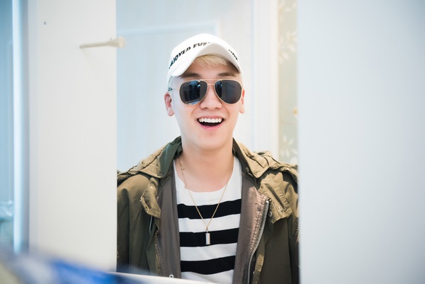 Loạt ảnh: Đủ mọi biểu cảm của Seung Ri trong sự kiện trước khi rời H&agrave; Nội - Ảnh 6.