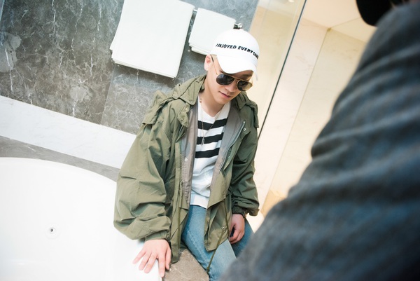 Loạt ảnh: Đủ mọi biểu cảm của Seung Ri trong sự kiện trước khi rời H&agrave; Nội - Ảnh 13.
