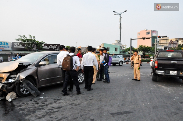 Kh&ocirc;ng kịp tr&aacute;nh xe tải vượt đ&egrave;n đỏ, xe Camry nát đ&acirc;̀u tr&ecirc;n đại l&ocirc;̣ Phạm Văn Đồng - Ảnh 2.