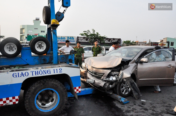 Không kịp tránh xe tải vượt đèn đỏ, xe Camry nát đầu trên đại lộ Phạm Văn Đồng - Ảnh 1.