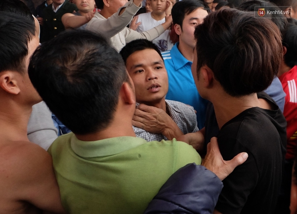 Hình ảnh hỗn chiến kinh hoàng trong lễ hội cướp phết ở Phú Thọ - Ảnh 4.