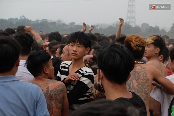 Đám đông thanh niên gục hàng loạt sau khi lao vào đánh đấm ở Hội Phết Hiền Quan - Ảnh 2.