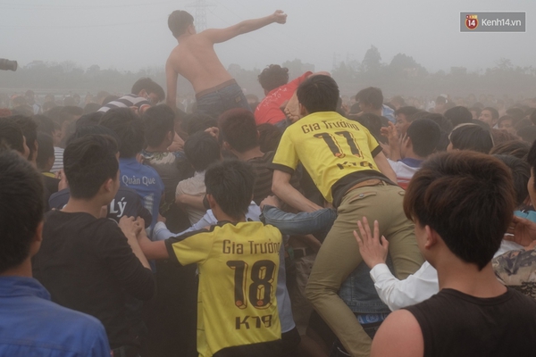 Đám đông thanh niên gục hàng loạt sau khi lao vào đánh đấm ở Hội Phết Hiền Quan - Ảnh 4.