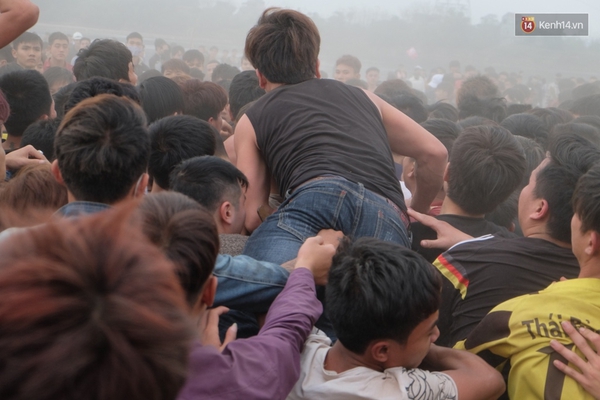 Đám đông thanh niên gục hàng loạt sau khi lao vào đánh đấm ở Hội Phết Hiền Quan - Ảnh 3.