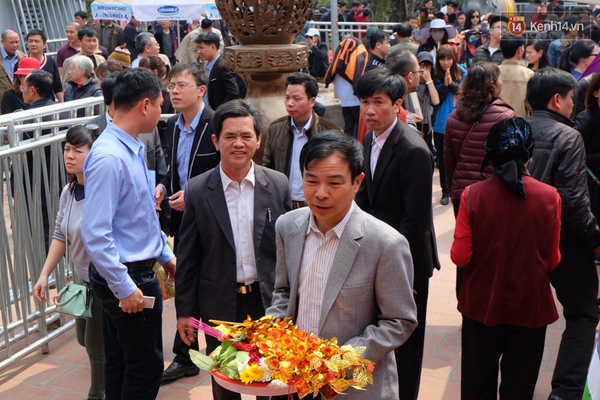 H&agrave;ng ngh&igrave;n người đổ về đền Trần trước đ&ecirc;m khai ấn - Ảnh 3.