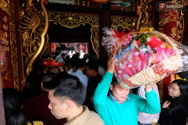 H&agrave;ng ngh&igrave;n người đổ về đền Trần trước đ&ecirc;m khai ấn - Ảnh 6.