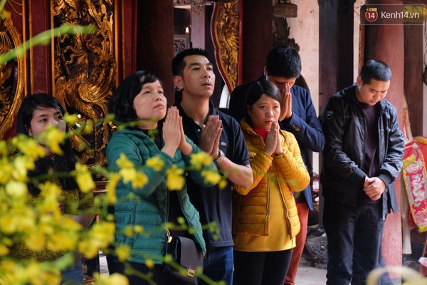 H&agrave;ng ngh&igrave;n người đổ về đền Trần trước đ&ecirc;m khai ấn - Ảnh 9.