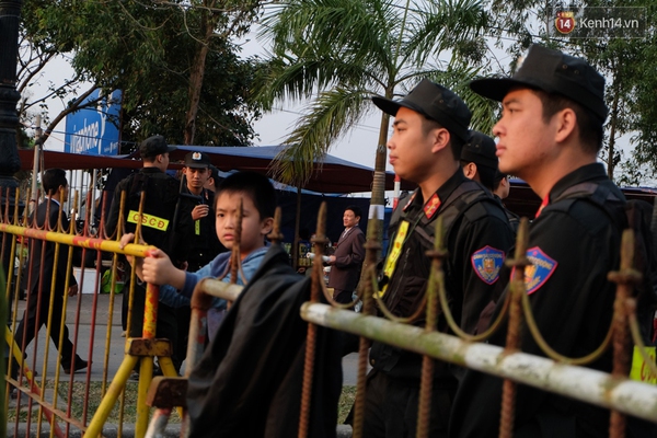 Lập hàng rào sắt, thắt chặt an ninh trước giờ khai ấn đền Trần - Ảnh 2.