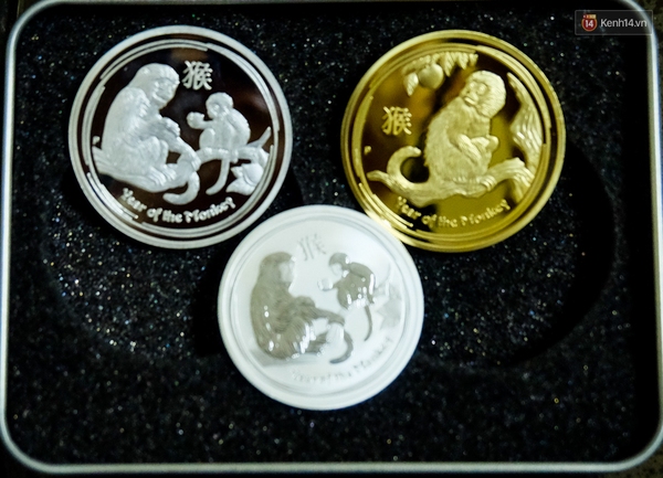 Người Sài Gòn mua đồng xu hình chú khỉ mạ vàng giá gần 10 triệu đồng làm quà Tết - Ảnh 2.