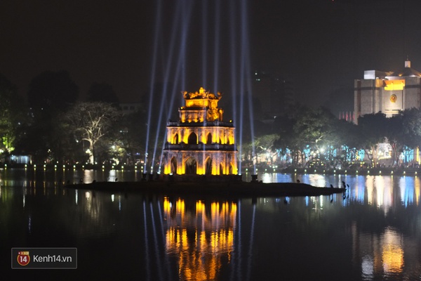 Hà Nội, Sài Gòn: Đường phố khu trung tâm tối om, hưởng ứng Giờ Trái đất 2016 - Ảnh 5.