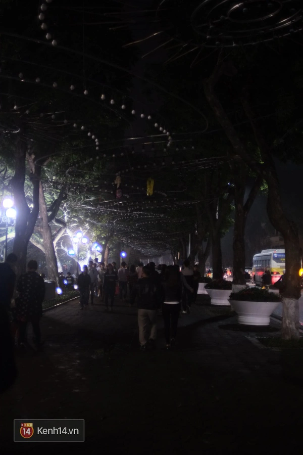 Hà Nội, Sài Gòn: Đường phố khu trung tâm tối om, hưởng ứng Giờ Trái đất 2016 - Ảnh 7.