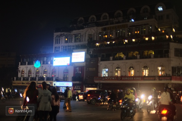 Hà Nội, Sài Gòn: Đường phố khu trung tâm tối om, hưởng ứng Giờ Trái đất 2016 - Ảnh 3.