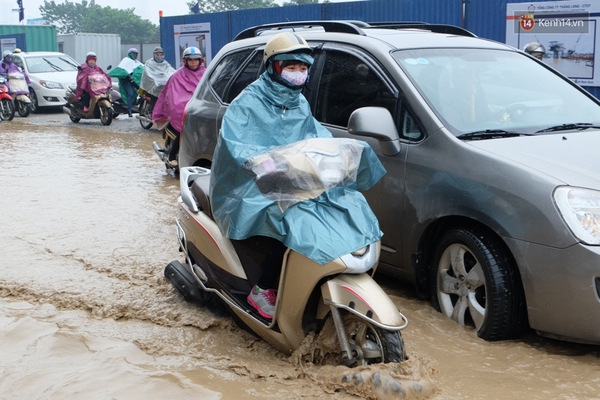 Người H&agrave; Nội ng&aacute;n ngẩm v&igrave; mưa r&eacute;t triền mi&ecirc;n, chỉ mong trời hửng nắng - Ảnh 2.