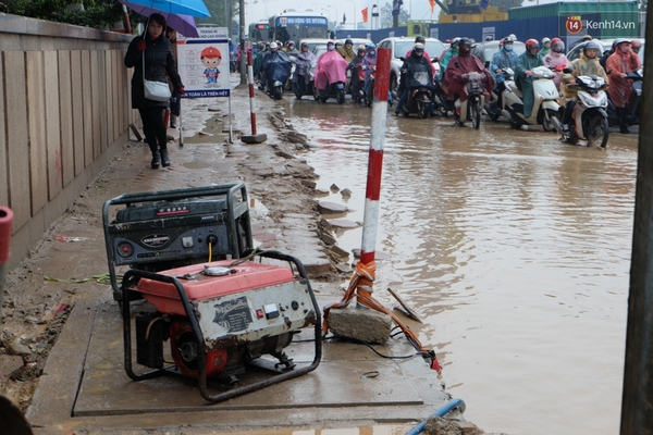 Người H&agrave; Nội ng&aacute;n ngẩm v&igrave; mưa r&eacute;t triền mi&ecirc;n, chỉ mong trời hửng nắng - Ảnh 9.