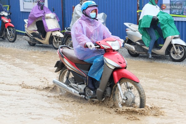 Người H&agrave; Nội ng&aacute;n ngẩm v&igrave; mưa r&eacute;t triền mi&ecirc;n, chỉ mong trời hửng nắng - Ảnh 5.