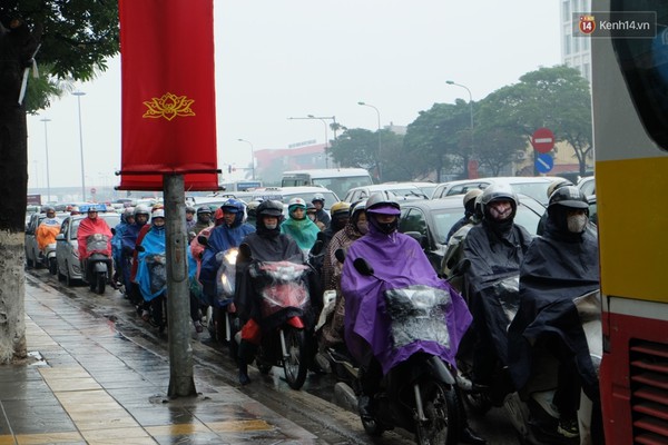 Người H&agrave; Nội ng&aacute;n ngẩm v&igrave; mưa r&eacute;t triền mi&ecirc;n, chỉ mong trời hửng nắng - Ảnh 4.