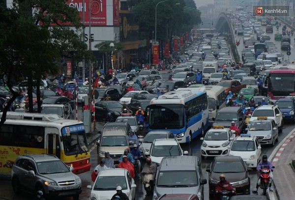 Người H&agrave; Nội ng&aacute;n ngẩm v&igrave; mưa r&eacute;t triền mi&ecirc;n, chỉ mong trời hửng nắng - Ảnh 3.