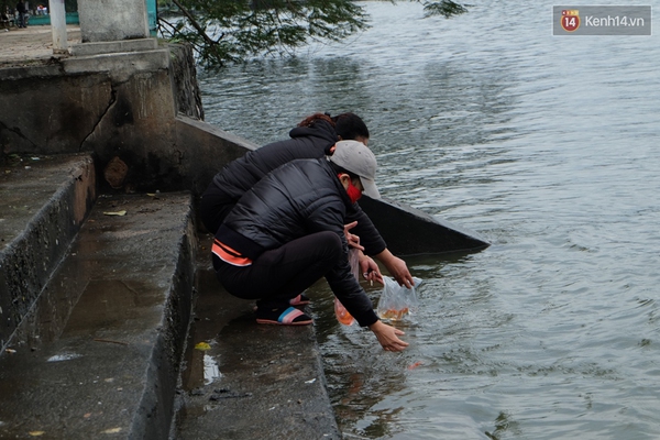 Sông hồ Hà Nội sạch bóng túi rác thải ngày tiễn ông Táo lên trời - Ảnh 8.