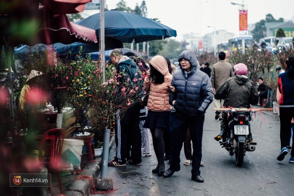 Chen lấn mua sắm ở những khu chợ đẹp nhất Hà Nội ngày cận Tết - Ảnh 12.