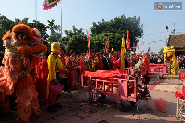 Bỏ tục ch&eacute;m lợn g&acirc;y phản cảm giữa s&acirc;n đ&igrave;nh, hai &ldquo;&ocirc;ng ỉn&rdquo; được đưa đi &ldquo;trảm&rdquo; k&iacute;n - Ảnh 1.