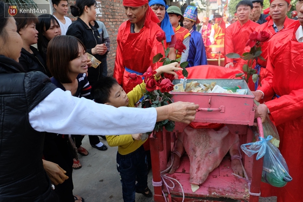 Bỏ tục chém lợn gây phản cảm giữa sân đình, hai “ông ỉn” được đưa đi “trảm” kín - Ảnh 2.