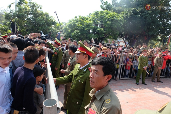 Bỏ tục chém lợn gây phản cảm giữa sân đình, hai “ông ỉn” được đưa đi “trảm” kín - Ảnh 8.