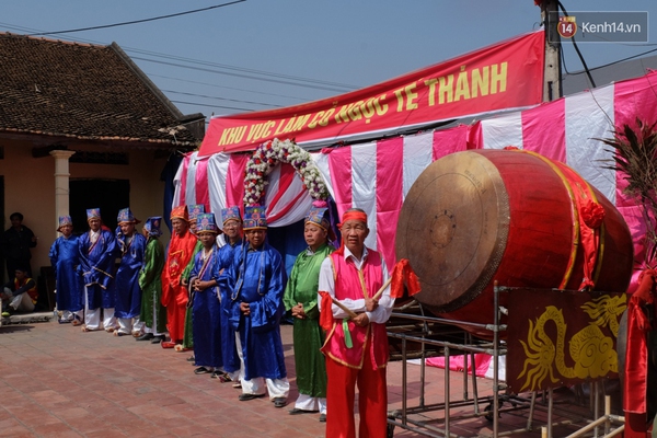 Bỏ tục chém lợn gây phản cảm giữa sân đình, hai “ông ỉn” được đưa đi “trảm” kín - Ảnh 9.