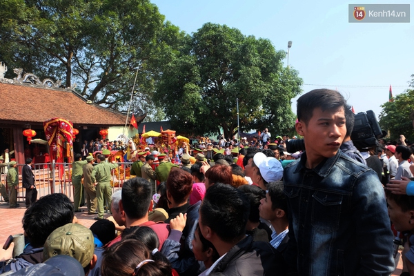 Bỏ tục ch&eacute;m lợn g&acirc;y phản cảm giữa s&acirc;n đ&igrave;nh, hai &ldquo;&ocirc;ng ỉn&rdquo; được đưa đi &ldquo;trảm&rdquo; k&iacute;n - Ảnh 10.