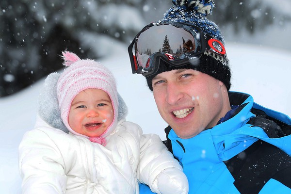 Hoàng tử nhí và em gái hạnh phúc bên cha mẹ trong chuyến du lịch thăm dãy Alps - Ảnh 6.
