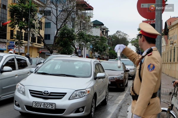 Mọi ngả đường Hà Nội tắc nghẽn trong buổi sáng đi làm đầu tiên sau kỳ nghỉ Tết Nguyên đán - Ảnh 8.