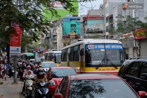 Mọi ngả đường Hà Nội tắc nghẽn trong buổi sáng đi làm đầu tiên sau kỳ nghỉ Tết Nguyên đán - Ảnh 6.