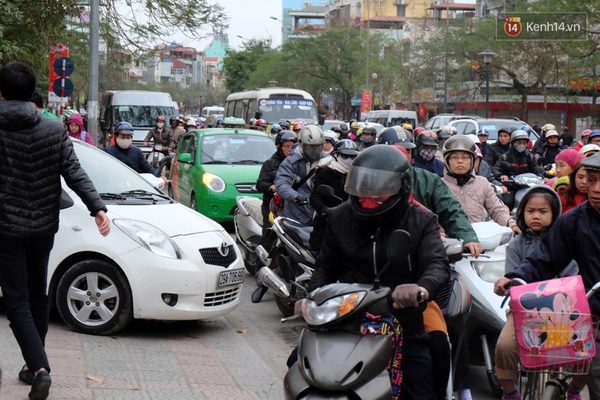 Mọi ngả đường Hà Nội tắc nghẽn trong buổi sáng đi làm đầu tiên sau kỳ nghỉ Tết Nguyên đán - Ảnh 9.