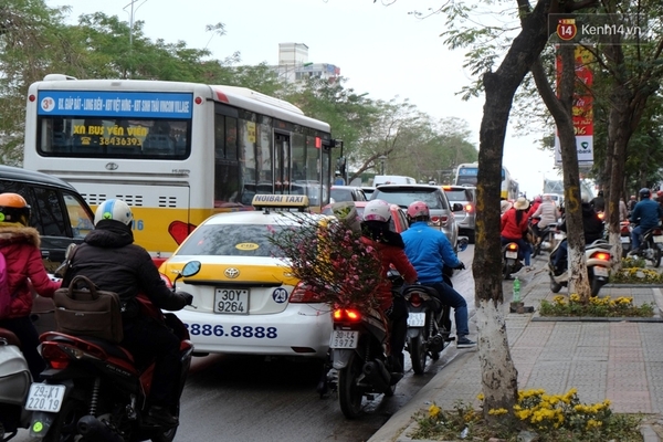 Mọi ngả đường Hà Nội tắc nghẽn trong buổi sáng đi làm đầu tiên sau kỳ nghỉ Tết Nguyên đán - Ảnh 10.